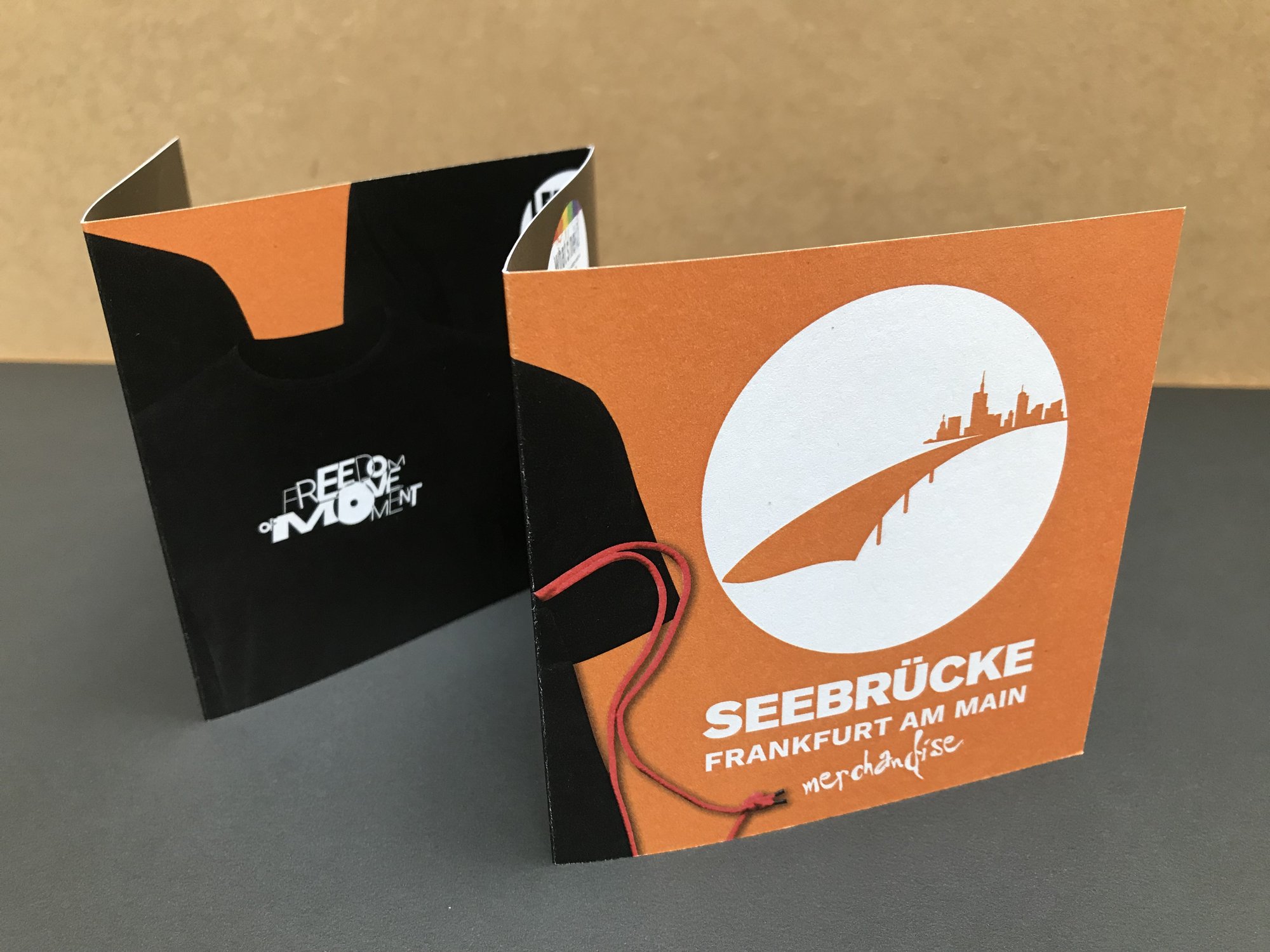 Seebrücke Frankfurt | Merchandise | Flyer Leporello 8 Seiten 100 x 100 mm | 4/4-farbig 
